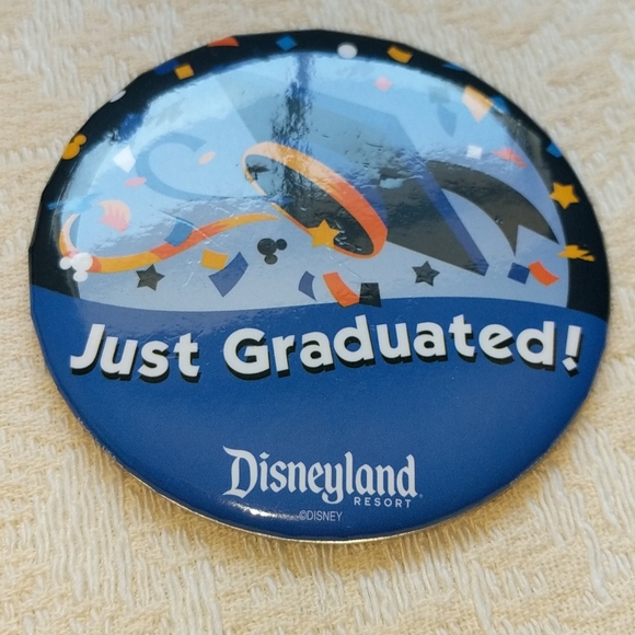 Just Graduated! Disneyland Resort Pin - Picture 3 of 3